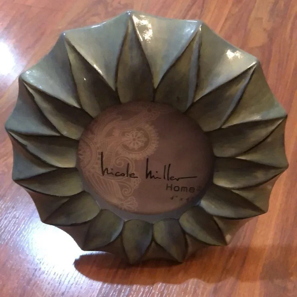 New 🍏 Nicole Miller round picture frame